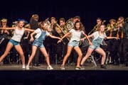 Sie lassen verschmelzen, was eigentlich gar nicht zusammen passt: die jungen Tänzerinnen der Musikschule und die Musikanten der Brass Band. (Bild: Reto Martin)