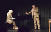Begleitet von Marco Schädler als Händel am Flügel stellte Andrea Zogg seine Liebe zum Theater unter Beweis. (Bild: Christian Imhof)