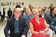 Der neue Innersschweizer Kulturpreisträger Rochus Lussi freut sich mit seiner Frau Luzia über die Anerkennung für sein Schaffen.