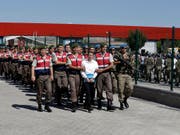 Seit dem türkischen Putschversuch im Juli 2016 werden viele Verdächtige inhaftiert. Das führt dazu, dass viele Türken flüchten und unter anderem in der Schweiz Asyl stellen. (Bild: KEYSTONE/AP/BURHAN OZBILICI)