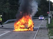 Der Personenwagen wurde beim Brand komplett zerstört. (Bild: Kapo BL)