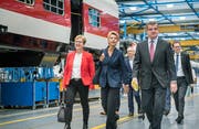 Edith Graf-Litscher (mit roter Jacke) anlässlich eines Podium zur eidgenössischen Steuervorlage bei Stadler in Bussnang. Neben ihr gehen Bundesrätin Karin Keller-Sutter und Alt Nationalrat Peter Spuhler SVP/TG. (Bild: Andrea Stalder, 29. April 2019)