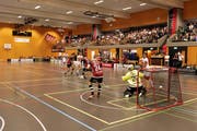 Die Sarner müssen sich im NLA-Auftakt gegen Uster an viele Gegentreffer gewöhnen. Bild: Claudio Reber (Sarnen, 14. September 2019)