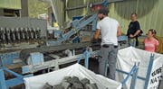 An diesem Arbeitsplatz werden Steine mit hoher Temperatur geflammt, damit die Oberflächen rollstuhltauglich werden, aber ihre Struktur trotzdem behalten. Besucher schauen interessiert zu. (Bild: Robert Hess, Alpnach, 14. September 2019)
