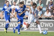 Der Luzerner Ibrahima Ndiaya (rechts) behauptet sich gegen Davide Giampa von Wohlen. Bild: Keystone/Urs Flüeler (Wohlen, 15. September 2019)