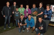 Die First-Responder-Gruppe von Lungern, darunter einige der Mitbegründer, wie Rolf Langenbacher (links aussen), Sandra Schallberger (zweite von rechts, stehend) und der damalige Lungerer Dorfarzt Melk Durrer (links neben Schallberger). (Bild: Primus Camenzind, Lungern, 12. September 2019)