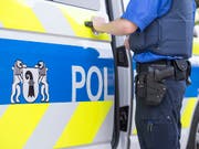 Kantonspolizei: In Basel musste am Sonntagabend eine Liegenschaft geräumt werden, weil die Anwohner merkwürdige Gerüche und Schwierigkeiten beim Atmen bemerkt hatten. (Bild: KEYSTONE/GEORGIOS KEFALAS)