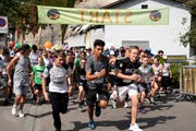 Pünktlich und ohne Fehlstart: Die Teilnehmenden starten in der Schlossmühlestrasse zum Zweistundenlauf. (Bild: Andreas Taverner)