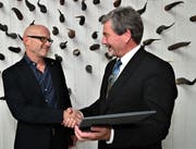 Vor seinem hintergründig bedrohliche Werk «Hörner» erhält Rochus Lussi (links) vom Nidwaldner Bildungsdirektor Res Schmid den Innerschweizer Kulturpreis. (Bilder: Romano Cuonz, 14. September 2019)
