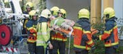 Die Samariter stehen schon bereit, als das junge Mädchen von der Feuerwehr per Hubretter geborgen wird. B(ild: Rebecca Küster)