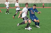 Luzerns Flügelspieler Lino Lang (rechts) versucht hier, den Buochser Aussenverteidiger Rico Gabriel an der Angriffsauslösung zu hindern.Bild: Boris Bürgisser (Luzern, 14. September 2019)