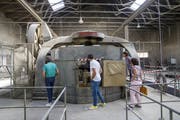Besucher sehen sich die Ziegelsteinfabrik in Bardonnex in der Nähe von Genf an. Bild: Keystone/Salvatore Di Nolfi (15. September 2019)