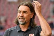 Hat sein Lachen wieder gefunden: Nach einem schwierigen Saisonstart feiert Martin Schmidt mit seinem FC Augsburg gegen Eintracht Frankfurt den ersten Saisonsieg. (Bild: Keystone)