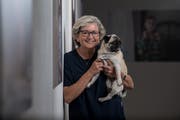 Naturheilpraktikerin Beatrice Styger mit ihrem Mops Renesmie. (Bild: Nadia Schärli, Luzern, 29. August 2019)