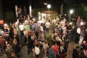 An jedem Vollmondabend kommen vor dem Amriswiler Kulturforum einige Dutzend Leute zusammen. (Bild: Barbara Hettich)