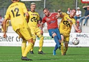 Auch er vergab eine gute Chance: der Chamer Nikola Bozic (rotes Dress). (Bild: Patrick Hürlimann, Cham, 14. September 2019)