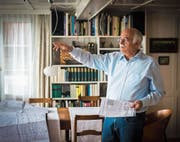 Jakob Brunnschweiler zeigt in seiner Teufner Wohnung in Richtung des angrenzenden Bahnhofs, der derzeit umgebaut wird. (Bild: David Scarano)