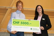Maria Brühwiler erhält aus den Händen von Jury-Mitglied Tanja De Martin den mit 5000 Franken dotierten Scheck überreicht. (Bild: Christof Lampart)