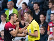 Stephan Klossner beschuldigt Xamax-Captain Raphaël Nuzzolo, ihn im Barrage-Hinspiel im letzten Mai angespuckt zu haben (Bild: KEYSTONE/LAURENT GILLIERON)