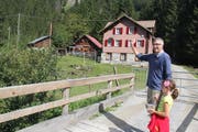 Diakon Ernst Walker segnete die neue Schachenbrücke ein. (Bild: Paul Gwerder, 14. September 2019)