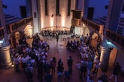 Jekami-Nachtmusik in der Leonhardskirche: Katharina Jud probt am Offenen Singen mehrstimmige Abendlieder. (Bild: Michel Canonica)