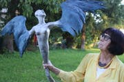 Ursula Fehr mit einem ihr so genannten Ikariden. (Bild: Markus Bösch