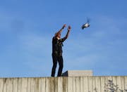 Rochus Lussi mit der Performance "Tomorrow"auf dem Dach des Nidwaldner Museums.
