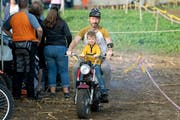 Keiner ist zu klein, Motorradfahrer zu sein. (Bild: Andreas Taverner)