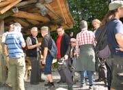 Auch Ortsgemeindepräsident Peter Engler (Bildmitte) konnte auf der Wanderung Interessantes erfahren.