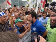 Lega-Chef Matteo Salvini am Sonntag in Pontida, umrahmt von Anhängern - er will die Politik der neuen Regierung mit Referenden torpedieren. (Bild: KEYSTONE/EPA ANSA/FILIPPO VENEZIA)