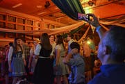 Wie dieser Herr wollten viele Besucher die tolle Stimmung in der ausverkauften Hörnlihalle festhalten. (Bilder: Christoph Heer)