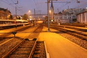 Weshalb die junge Frau auf den Gleisen war, ist momentan noch unklar. (Bild: Stapo SG)