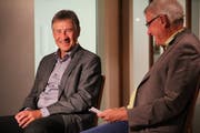 Talkmaster Heinz Keller sprach bei «Greedi üüsä» mit dem früheren Chefarzt des Kantonsspitals Uri, Urs Marbet. (Bild: Paul Gwerder, Amsteg, 13. September 2019)