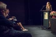 Anja Kampmann trägt eines ihrer deutschen Gedichte vor. (Bild: Reto Martin)