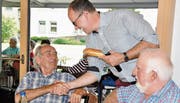 Glückwünsche von Gemeindepräsident Lucas Keel: Emil Kliebens freut sich.Bild: Mathrin Meier-Gross