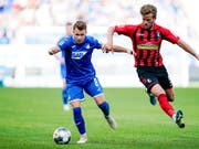 Hoffenheims Dennis Geiger (links) gegen Freiburgs Lucas Holer (Bild: KEYSTONE/AP DPA/UWE ANSPACH)