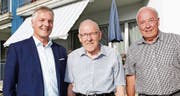Genossenschaftspräsident Thomas Schmalzer (links) und die Gründungsmitglieder Bruno Klaus und Hansruedi Brändle.Bild: Philipp Stutz