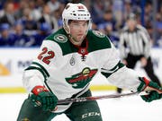 Kevin Fiala muss erst noch eine neue Arbeitsbewilligung in den USA erhalten, bevor er wieder für Minnesota Wild stürmen darf (Bild: KEYSTONE/AP/CHRIS O'MEARA)