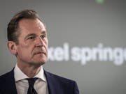 Nach Einstieg von KKR: Der Konzernchef des Axel-Springer-Verlages, Mathias Döpfner, kündigt in einem Zeitungsinterview einen Stellenabbau an. (Bild: KEYSTONE/EPA/OLIVER WEIKEN)