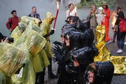 Die Performance vor dem Löwendenkmal thematisierte auch den Krieg in Familien und Beziehungen. (Bild: Annick Bosson / PD, 14. September 2019)