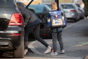 Wenn viele Eltern ihre Kinder in die Schule fahren, führt das vor dem Schulhaus schnell einmal zu einem kleinen Verkehrschaos (Bild: Keystone (Stuttgart, 1. April 2019)).