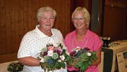 Margrit Ambauen (links) und Thesi Näf werden für 40 Jahre Mitgliedschaft geehrt. (Bild: Sepp Odermatt, Beckenried, 14. September 2019)