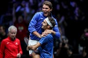 Beim Laver Cup werden aus Rivalen Verbündete: Rafael Nadal und Roger Federer (Bild: Keystone).