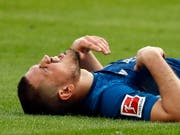 Der Hamburger SV am Boden (Symbolbild). Ausgerechnet vom Stadtrivalen wurde der HSV ausgebremst (Bild: KEYSTONE/EPA/RONALD WITTEK)