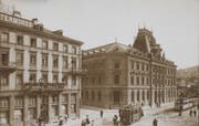 Das «Walhalla» ist ein St.Galler Traditionshotel, dessen Ursprünge auf 1904 zurückgehen. Obenstehendes Bild stammt aus der Zeit vor 1910. Links ist das Hotel Walhalla Terminus zu sehen, rechts die damalige Hauptpost. Auf dem Platz fährt vorne ein Stadtsanktgaller Tram, hinten mit offenem Anhänger die Trogenerbahn. (Bild: Bildarchiv ETH-Bibliothek Zürich)