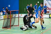 Wehrt sich mit Händen und Füssen: der Zuger Torhüter Daniel Mück. (Bild: Christian H. Hildebrand, Zug, 14. September 2019)