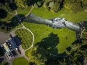 Mit dem riesigen Land-Art-Gemälde «Beyond Walls» im Genfer Parc de la Grange will der französisch-schweizerische Künstler Saype die Menschen zum gemeinsamen Lösen der Probleme aufrufen. Eröffnung des Kunstwerks war am 16. September 2019. (Bild: Keystone/EPA/VALENTIN FLAURAUD)