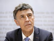 Der Aargauer SVP-Nationalrat Luzi Stamm hat zusammen mit Parteikolleginnen und -kollegen eine neue Initiative vorgestellt: «Hilfe vor Ort im Asylbereich» will Geld für das Asylwesen grundsätzlich im Ausland einsetzen. (Bild: Keystone/PETER KLAUNZER)