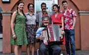 Die Schauspieler des «Stickiger-Clans»; von links: Lea Zgraggen, Patricia Gisler, Richi Gisler, Sarah Gisler, Toni Zgraggen, und sitzend Thedi Herger. (Bild: Georg Epp, Altdorf, 14. September 2019)