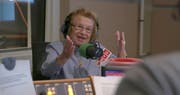 Für den Film nahm Ruth Westheimer noch einmal Platz beim New Yorker Radio, welches sie berühmt machte. (Bild: "Ask Dr. Ruth" via Filmcoopi)